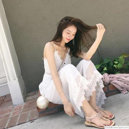 吊带女网红抖音直播,抖音网红直播引领时尚潮流