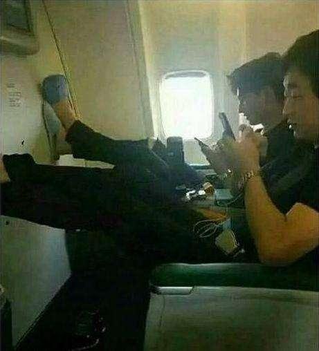 明星为飞机默哀视频,飞机默哀视频感人瞬间