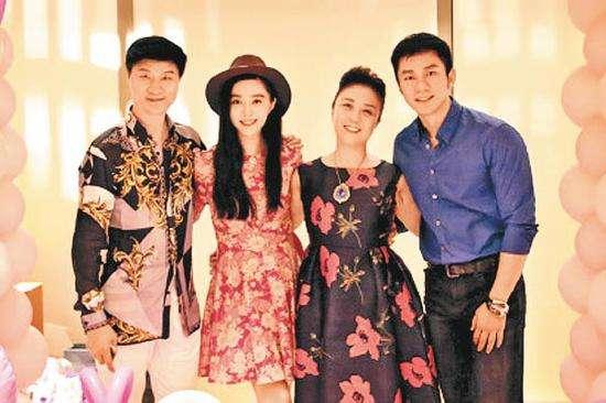 明星与父亲谁最像母亲,揭秘谁更似母亲神韵之谜