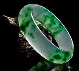 翡翠学徒看料图片,看料技巧与翡翠原石鉴赏