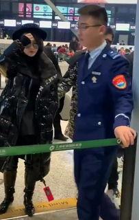 送明星过安检,安检现场温馨瞬间